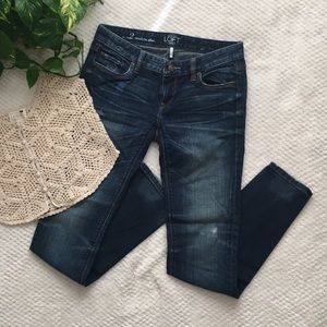 LOFT distressed slim fit jeans✨